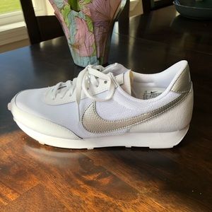 Nike Women’s Daybreak - Size 7.5
